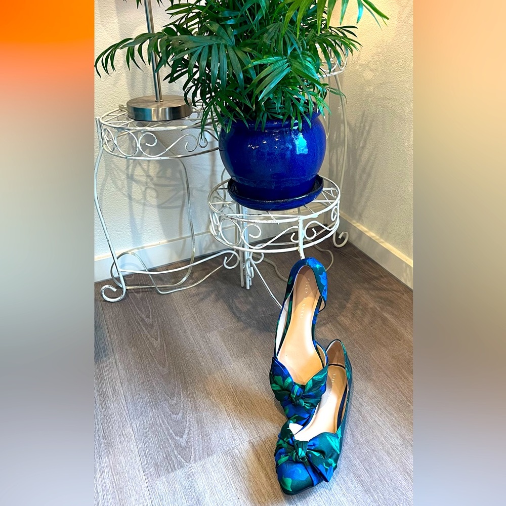 Kelly + Katie blue/green floral dress flats w/bow & low heel. Size 8.5